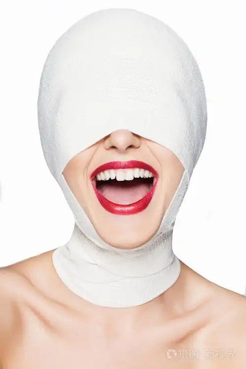 美丽的女人后与脸缠绷带的整形手术