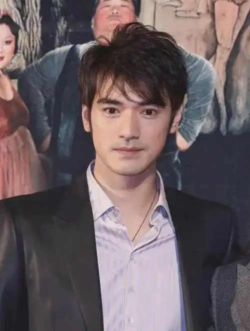 金城武贵为"亚洲天王",在日本国内,他的地位超然,曾和木村拓哉,福山雅