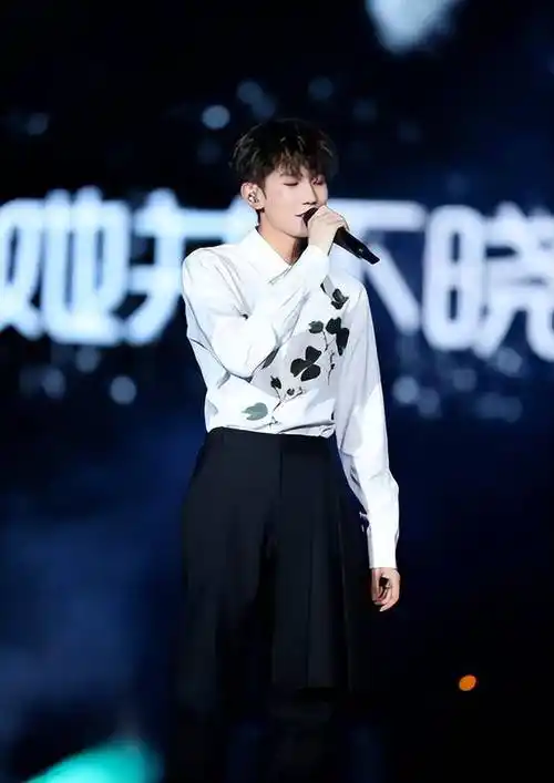 金发接受央视采访,多个蓝v置顶宣传,王源出道十年归来仍是顶流_人物