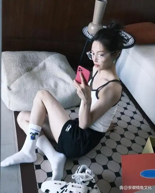 钟楚曦果然是行走的衣架子,穿背心配短裤身材有料,运动装好阳光