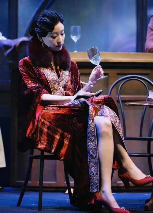 倪妮《如梦之梦》抽烟喝酒舞台照曝光,金陵十三钗的玉墨又回来了