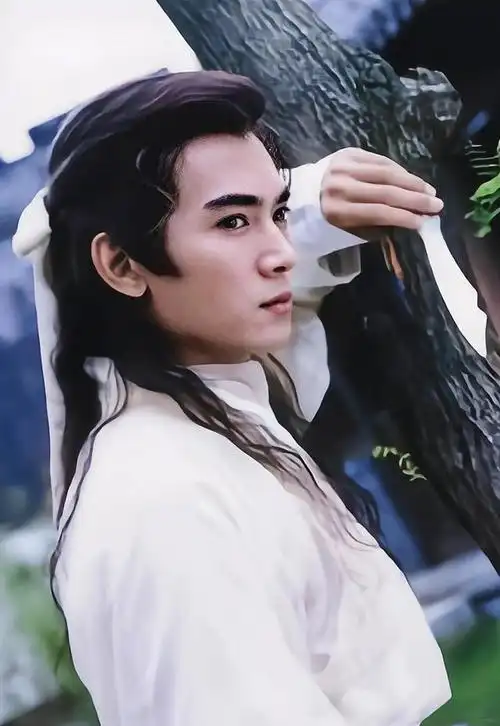 古装男神焦恩俊:无戏可拍频接露天商演,卖力演唱无人喝彩太唏嘘