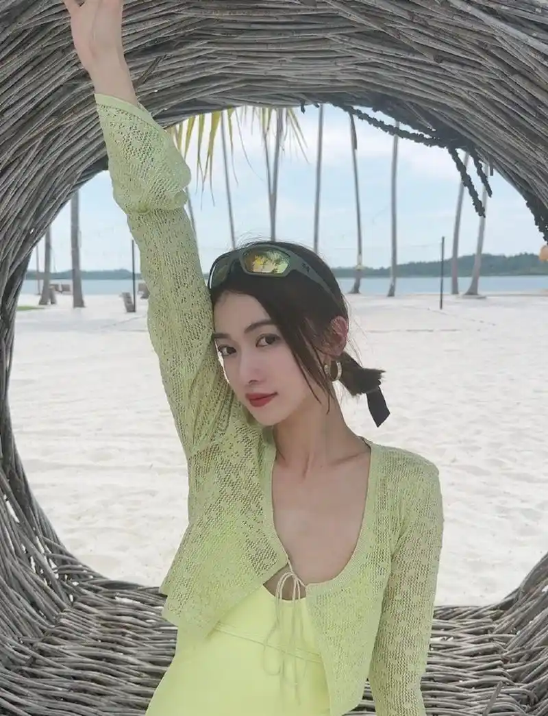 吴谨言 沙滩嫩绿泳装[鲜花]