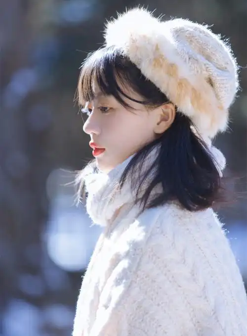 雪地里的俏皮可爱纯情美女唯美艺术图片摄影写真