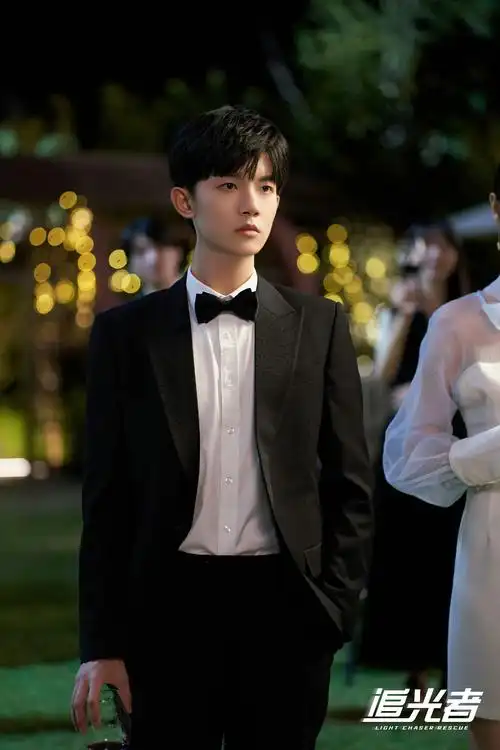 李明德扮演的周明明虽然是个富家子弟,但与以往电视剧中的富少爷有所