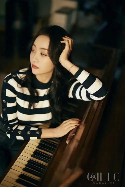 33杨蓉小资chic四月刊封面妩媚的波浪长发温柔如水的眼神慵懒与典雅