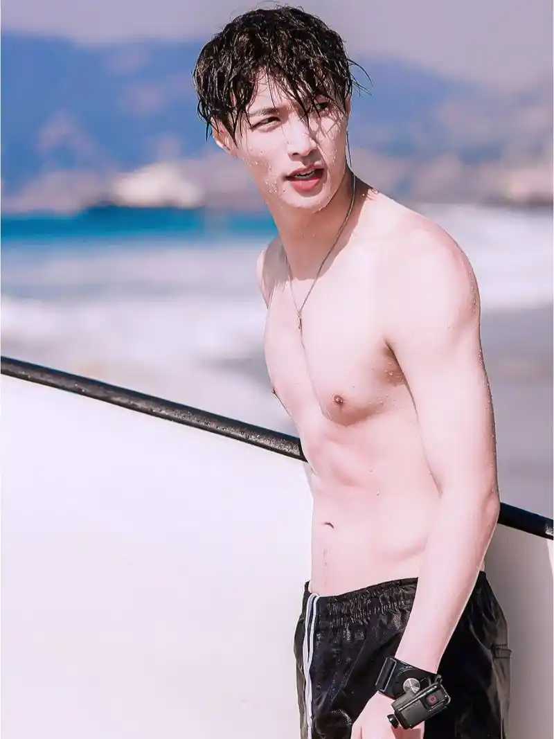 张艺兴腹肌 这谁受得了啊, 谁不爱啊, 帅炸了 真的好帅  你们没有觉得