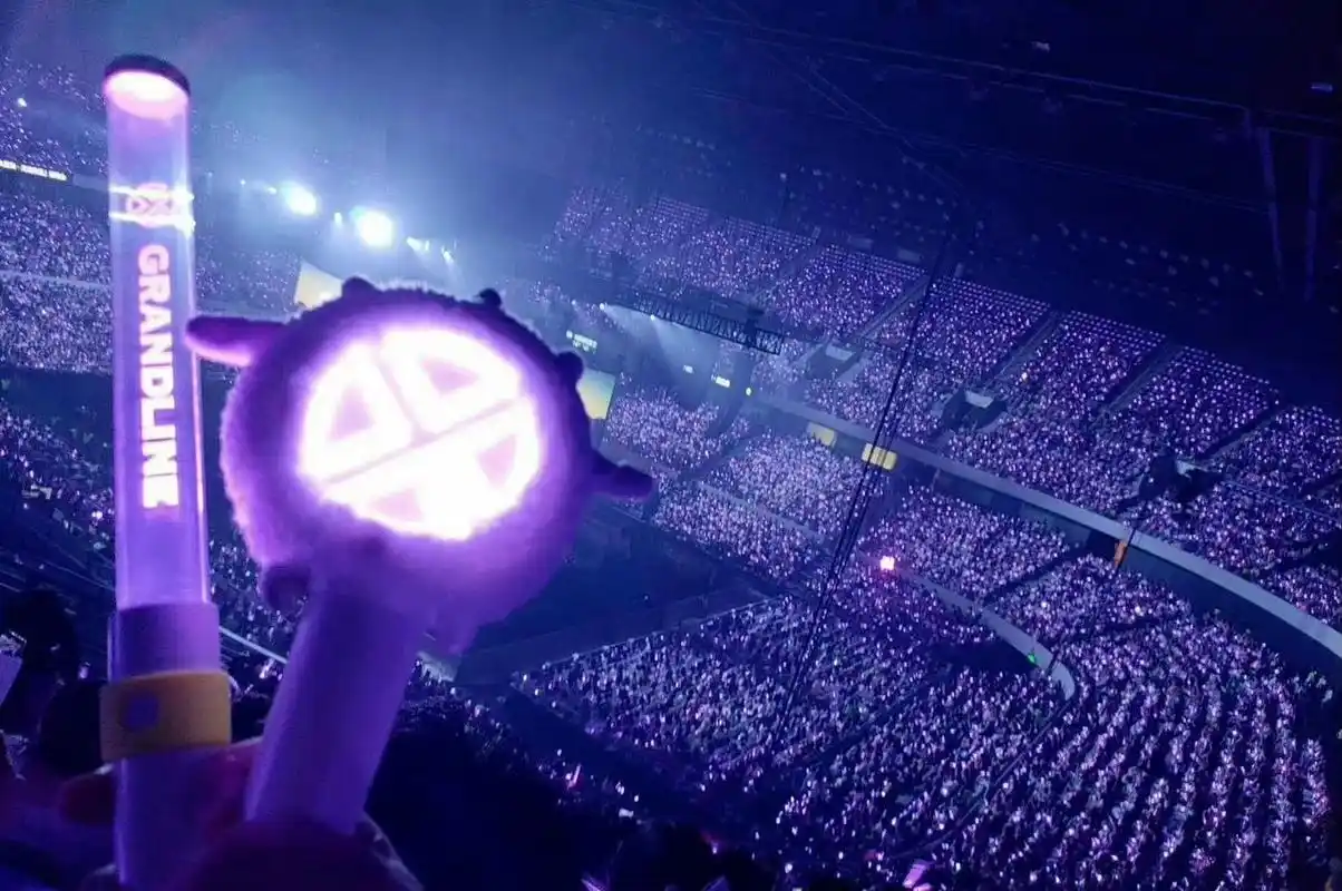 张艺兴深圳演唱会中控真的太绝了,一片紫海好震撼,一整个效果直接拉满