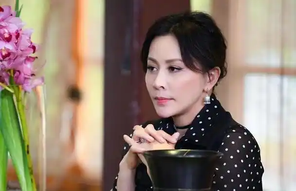 别以为扎个双马尾就是少女,中年女明星装嫩,一个比一个辣眼