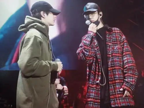 王一博在一片松了口气的"辛苦了"中,乖乖地给周围的工作人员鞠躬道谢.