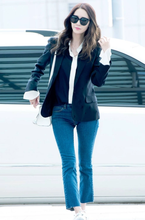 林允儿街拍造型也美翻了,不得不说林允儿的衣品很棒