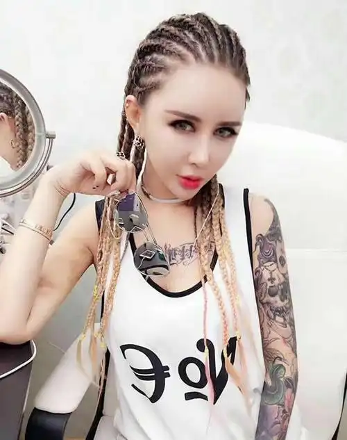 非常经典的脏辫造型,低调也是一种美,时髦摇滚风十足的脏辫发型或许在