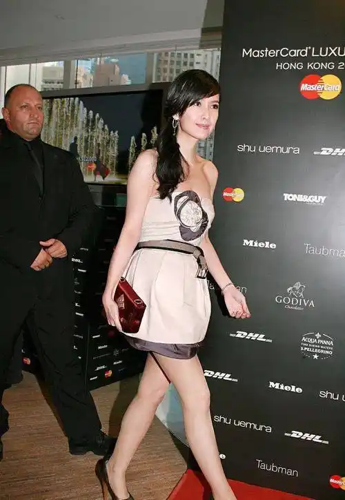 白色真的很纯洁,周慧敏穿白色抹胸短裙,看着也不低俗_裙装_设计的