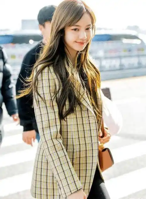 lisa摆脱"铁刘海",露额头美出新高度,难怪蔡徐坤特别照顾她_时候_齐