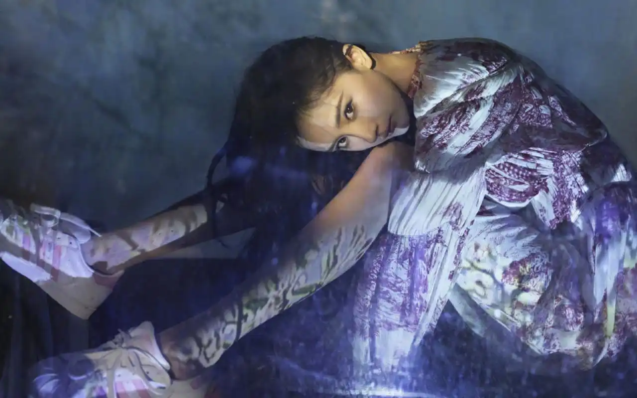 杨幂妩媚光影性感高清桌面壁纸-大陆明星-手机壁纸下载-美桌网