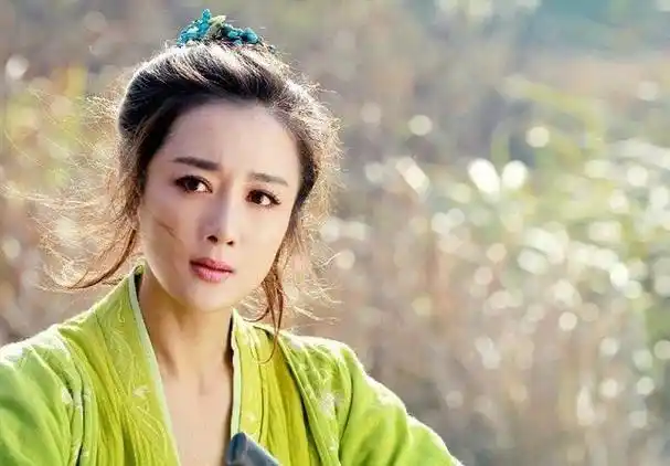 精致的脸庞,姣好的身材,再加上精湛的演技;李依晓也找到适合自己的"