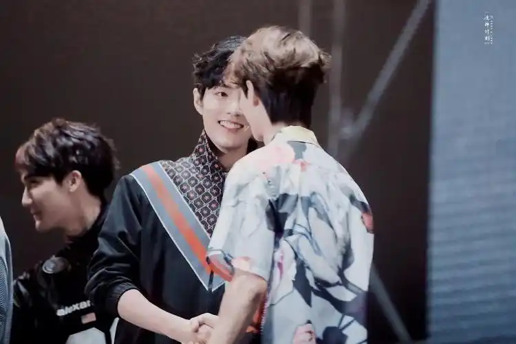 陈情令的泰国见面会,肖战王一博又双叒kswl,懂自懂!