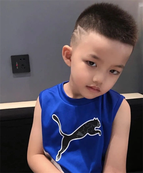 儿童两边铲发型 打造时尚小帅童