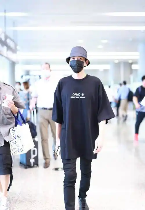 《庆余年》张若昀暴瘦后现身机场,"纸片人"的身形惊吓不少网友_体重