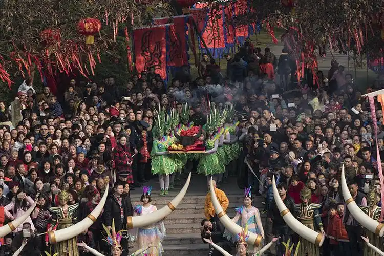广汉三星堆大祭祀再现古蜀场景吸引3万余名游客到场观看