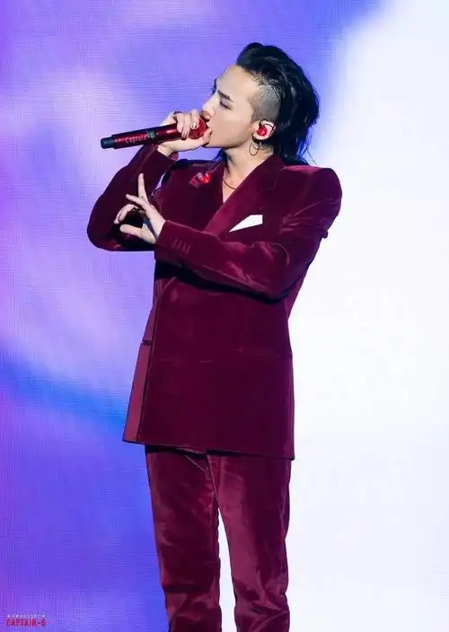 权志龙壁纸:大背头经典发型