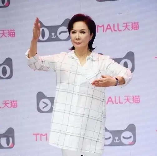 62岁蔡明上综艺,脸僵硬像变了个人