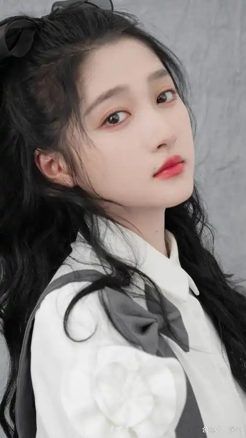 亭亭玉立的关晓彤非常美丽好漂亮的大美女一个