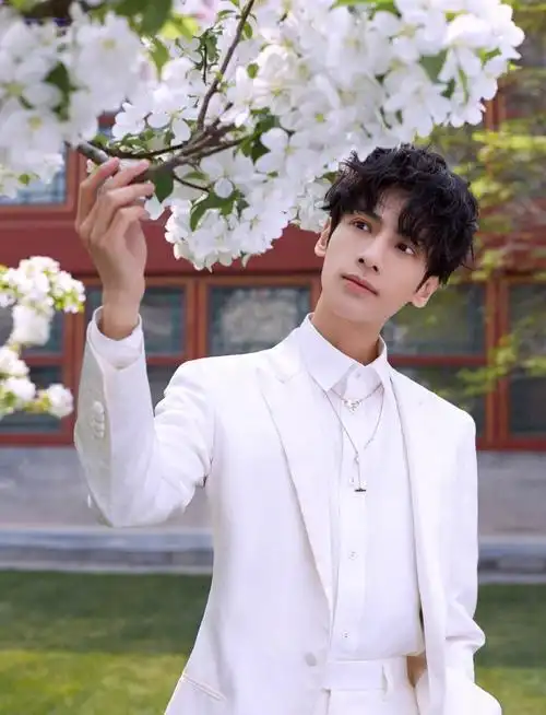 罗云熙白色西装海棠花帅气高清图片