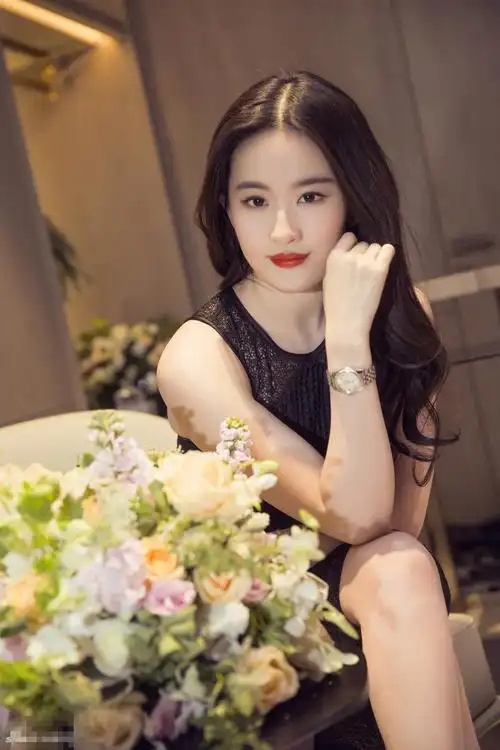 刘亦菲迈入30岁大关 黑裙红唇妩媚尽显熟女味道