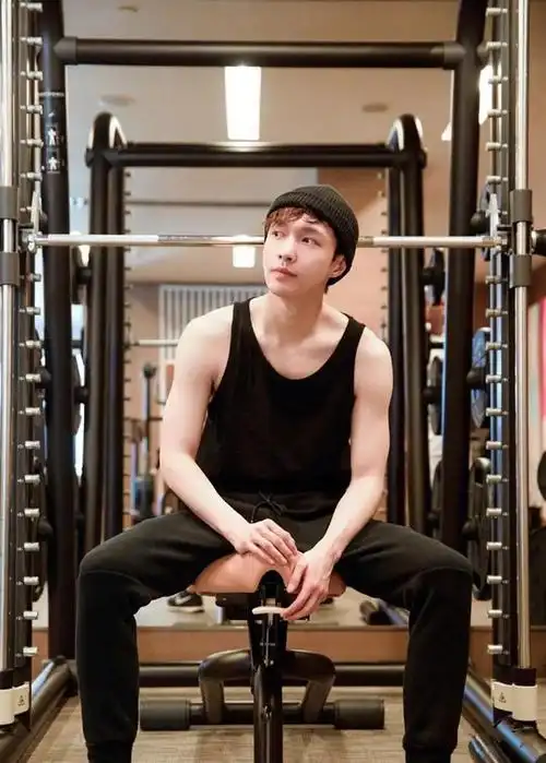 过,自己体重最高时期到达了 150 斤,为了拍摄广告和节目张艺兴早年