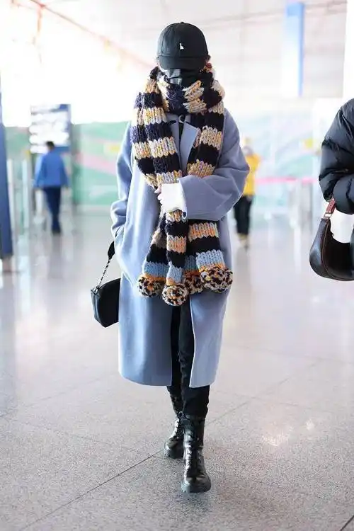 李沁穿baby蓝呢大衣马丁靴针织围巾温暖时髦