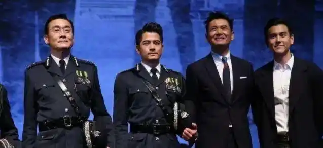 他和身高182厘米的彭于晏站一起,居然比彭于晏还高了2厘米.