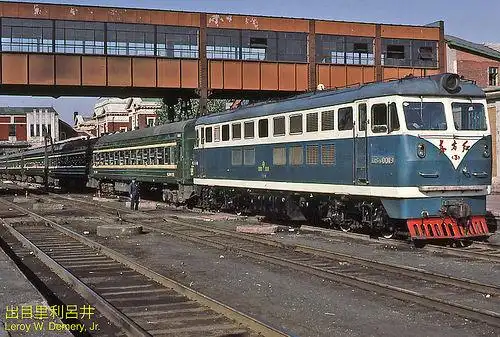 3.1983年9月,沈阳火车站的液压柴油内燃机车东方红3号.