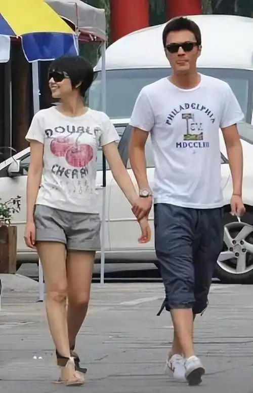 于小伟与高圆圆分手11年,他娶平凡女子翻红,她嫁小男子高龄产女_因为