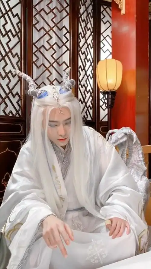 娱乐#我的僵尸王爷拍摄花絮,上回说到谁伤了王爷,没错就是他!