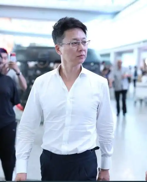 回顾演员刘奕君净身出户后独自抚养儿子二婚娶女强人终获幸福