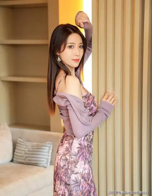 碎花吊带裙甜美减龄,紫粉色的点缀更显独特的女性美