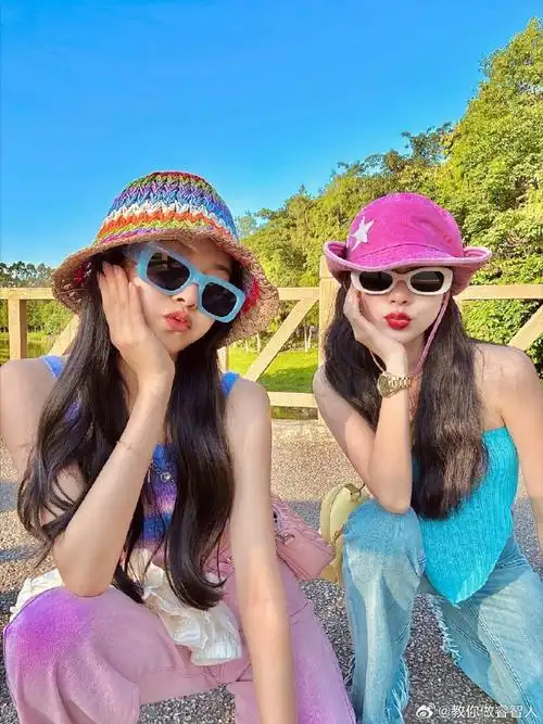 闺蜜春游拍照姿势