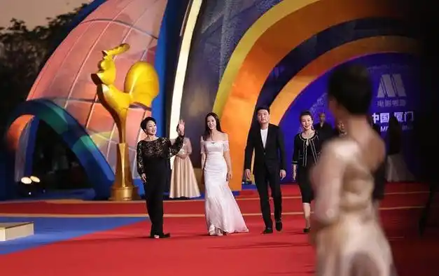 王姬老的真实自然奶奶年纪穿精致黑纱裙好气质比颜值更加分