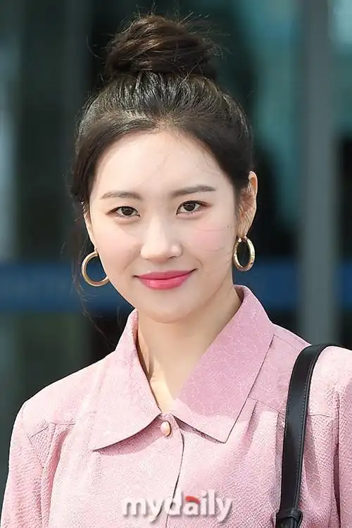 韩国女歌手宣美飞往中国香港出席活动