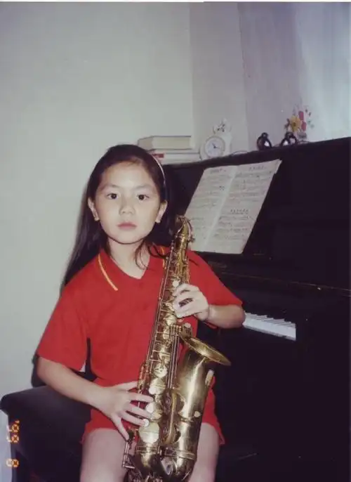 我是歌手邓紫棋童年照 玩转乐器显萌态