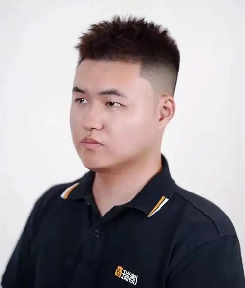 脸大又圆的男生适合什么发型(脸圆头大的男生适合什么发型)