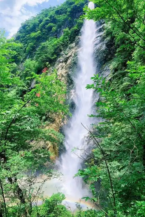 自壮阔奔涌的云谷飞瀑拾级而上,陡峻多姿的岩体历历在目,鱼鳞瀑,玉龙