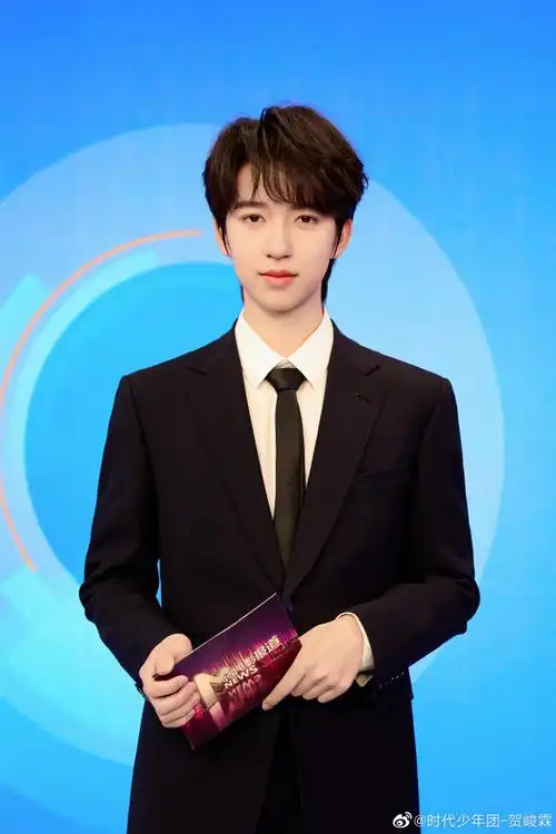 贺峻霖黑西服##贺峻霖说站在镜头前就一点也不困了