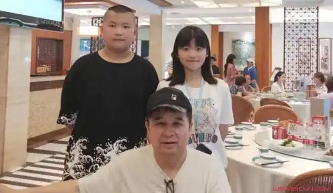 毕福剑与弟子聚会现场照片曝光草帽姐一对儿女出境