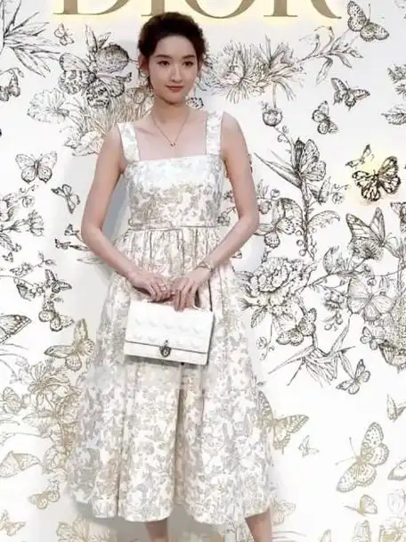 王玉雯白色繁花吊带裙今日王玉雯参加迪奥线下活动一袭白色繁花吊带裙