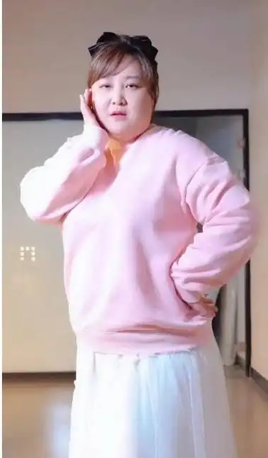 贾玲"整容式"近照曝光,暴瘦100斤,颜值逆天,我却笑不出来