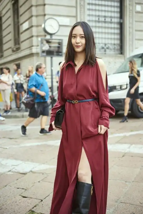 13郑秀晶身着一袭飘逸的红色连衣裙,并以黑色长靴相配,优雅性感指透