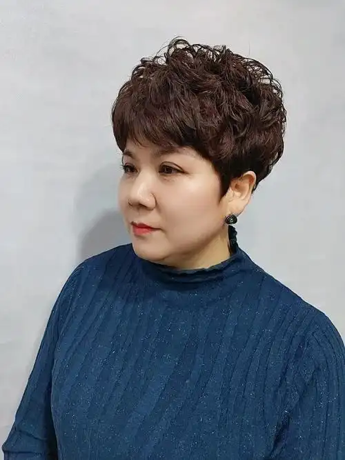 但也有一少部分女性,到了40岁还没有烫过头发,其实无论如何,女人到了