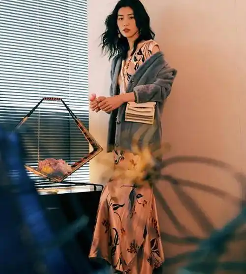 孔雪儿真会打扮自己,粉色小香风套装配丝巾优雅清甜,温柔又高级_外套